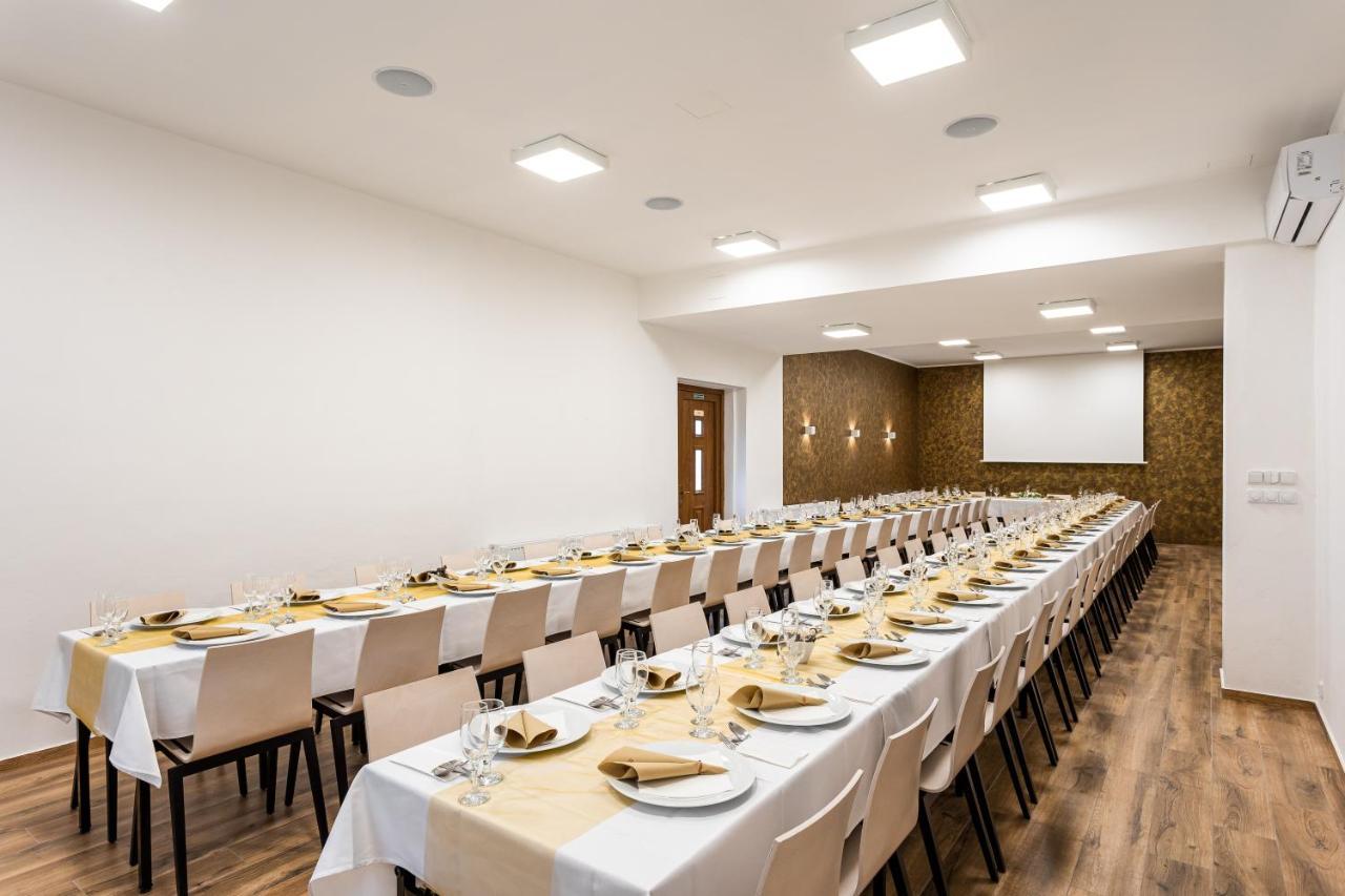 Hotel Jordanek Opocno Bagian luar foto