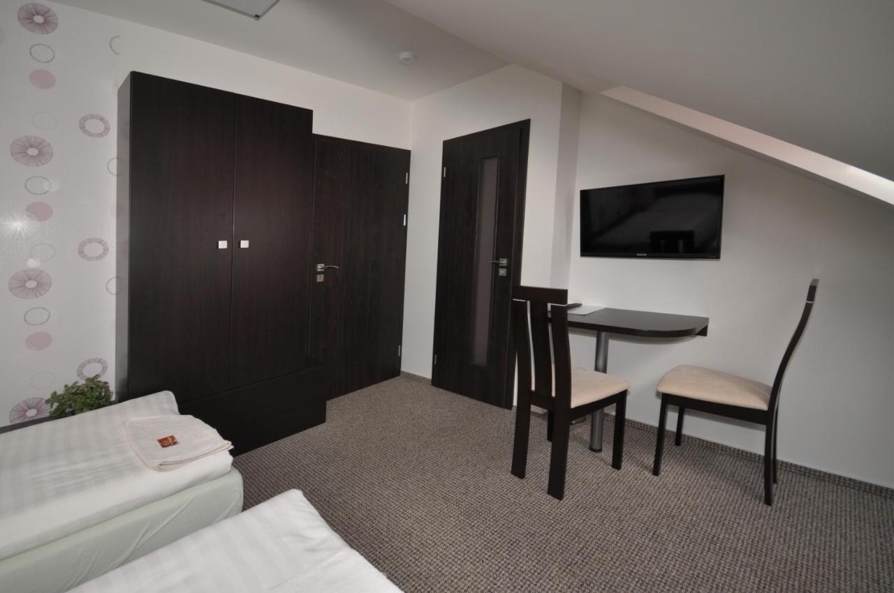 Hotel Jordanek Opocno Bagian luar foto