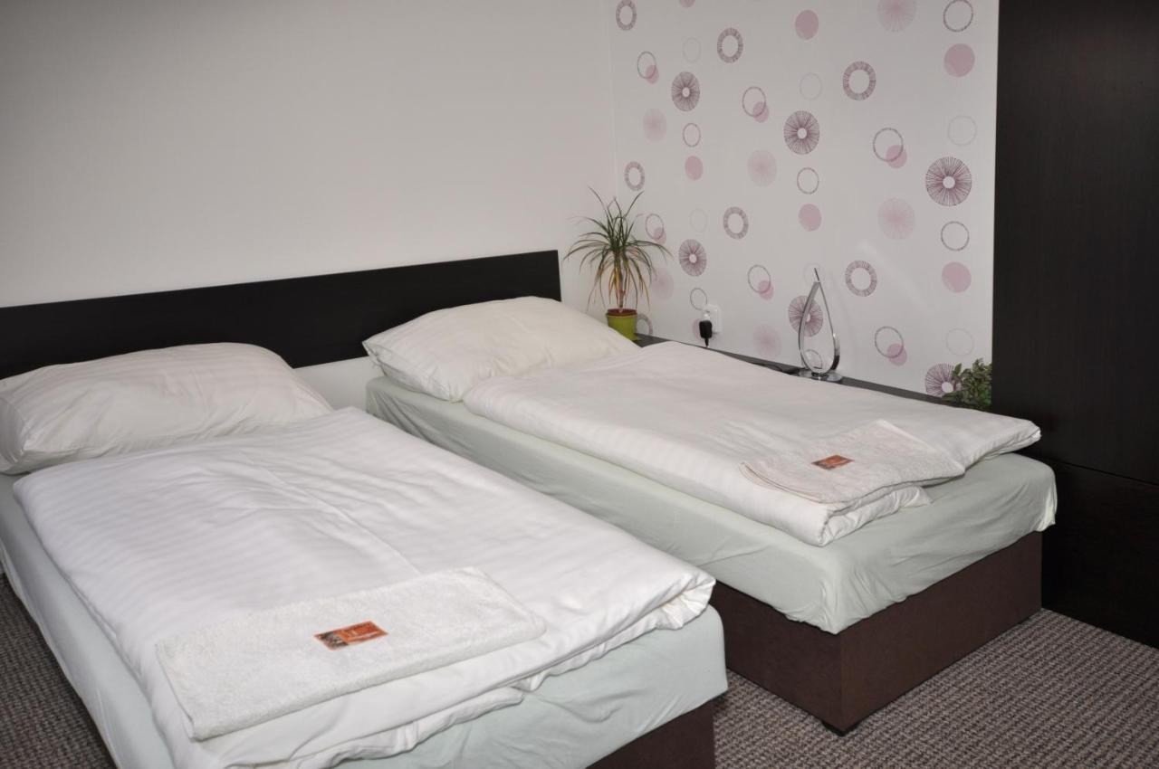 Hotel Jordanek Opocno Bagian luar foto