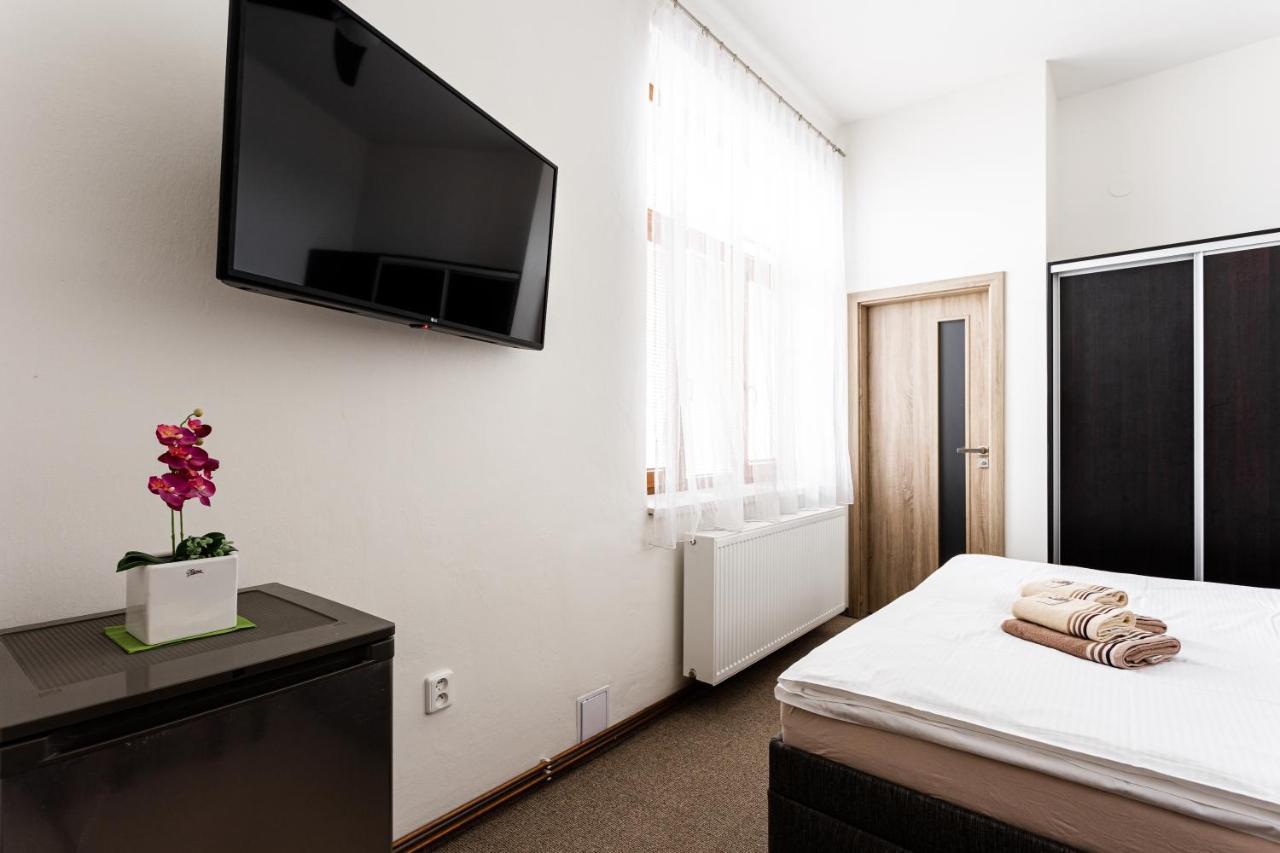 Hotel Jordanek Opocno Bagian luar foto