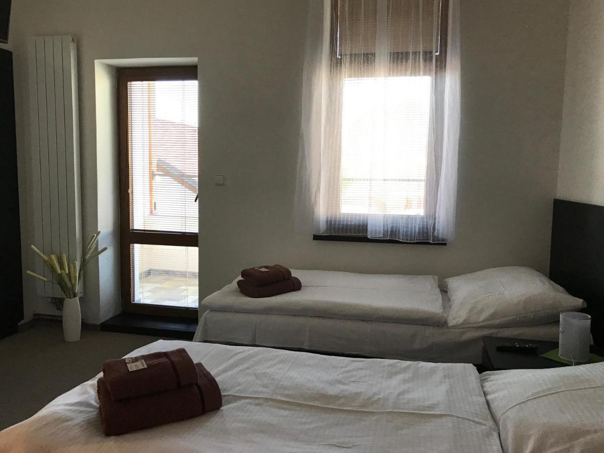 Hotel Jordanek Opocno Bagian luar foto