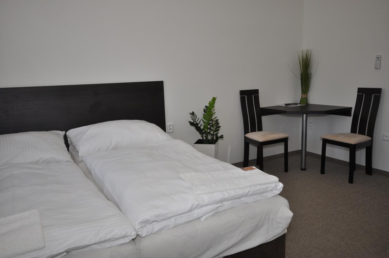 Hotel Jordanek Opocno Bagian luar foto