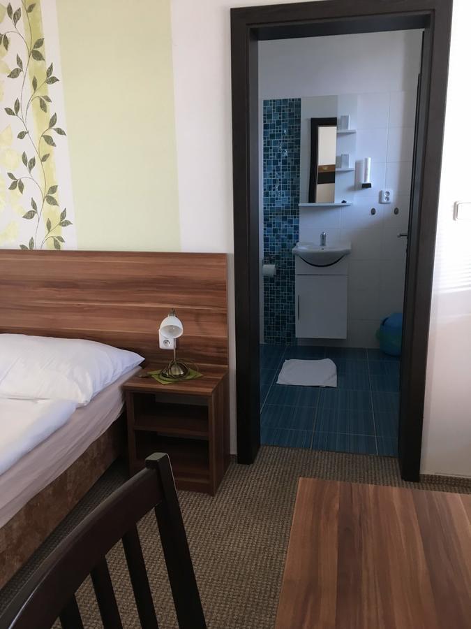 Hotel Jordanek Opocno Bagian luar foto