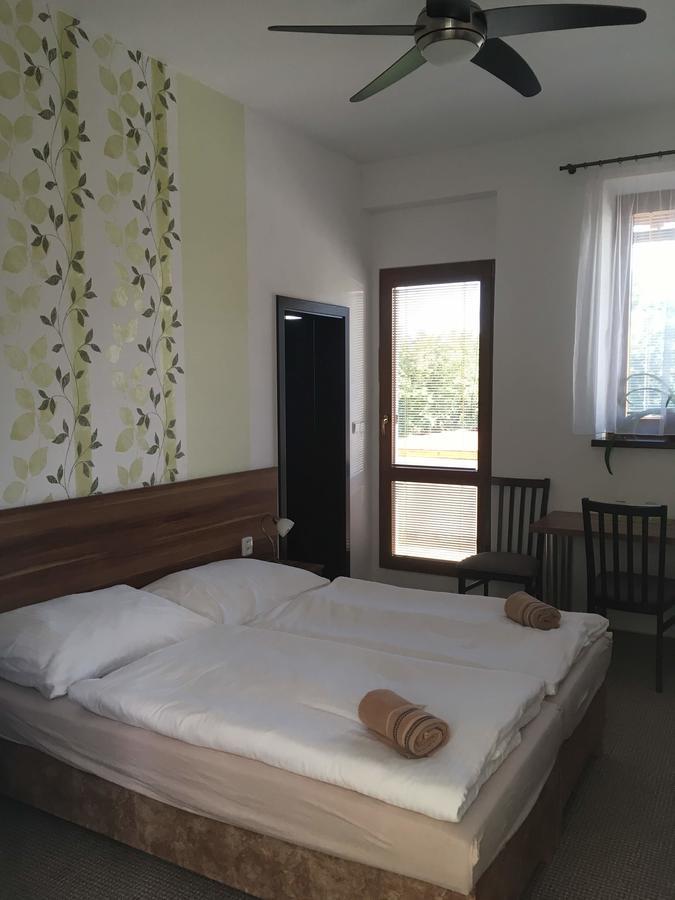 Hotel Jordanek Opocno Bagian luar foto