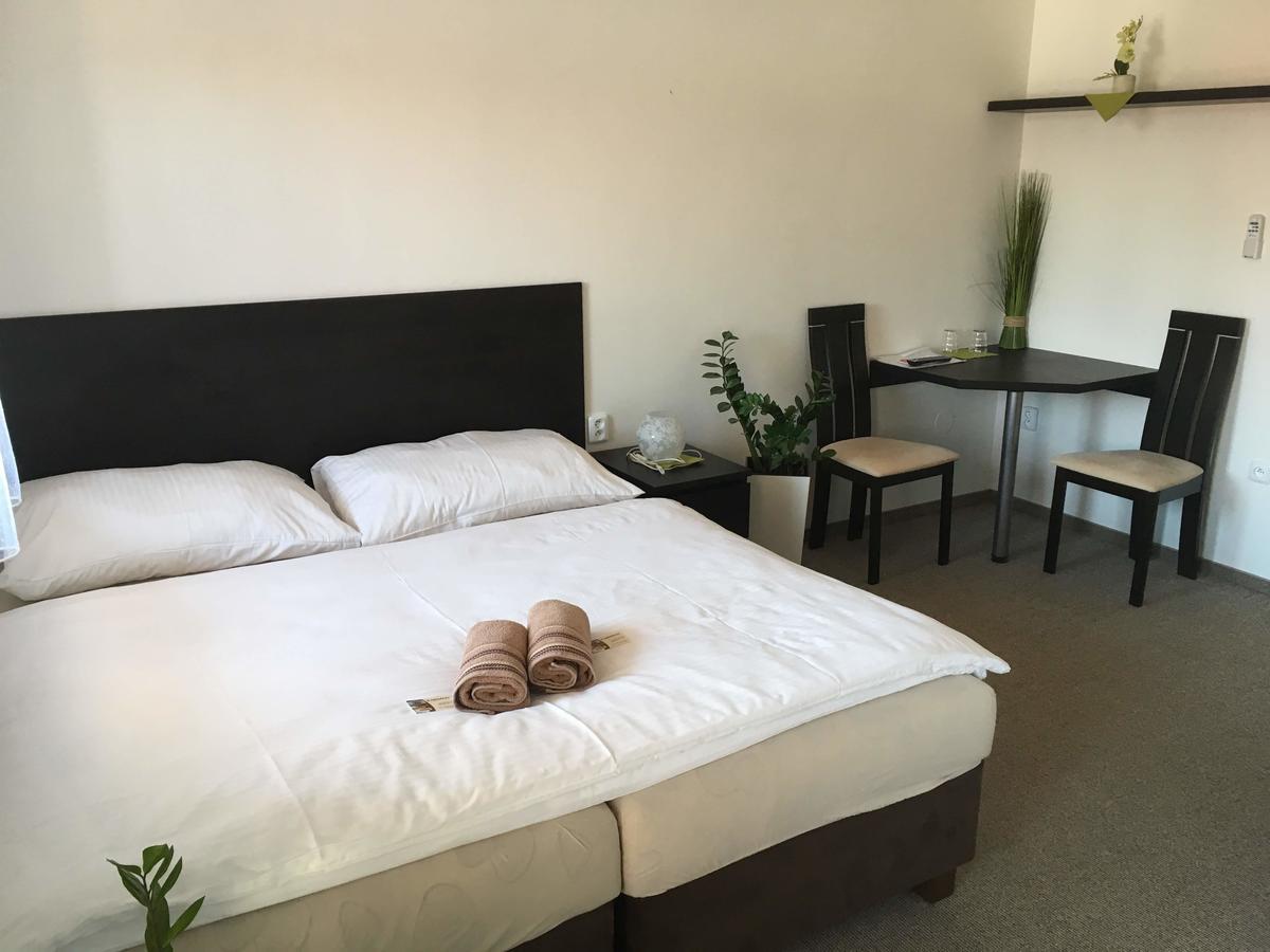 Hotel Jordanek Opocno Bagian luar foto