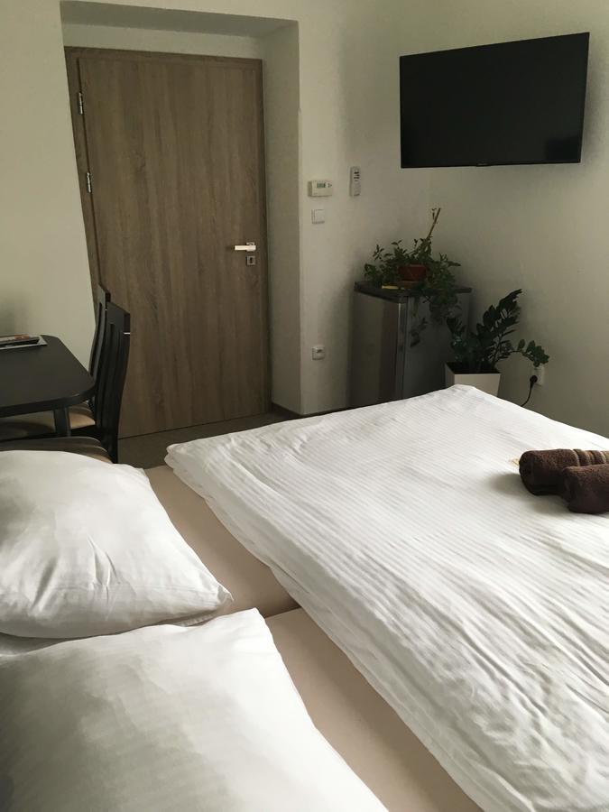 Hotel Jordanek Opocno Bagian luar foto