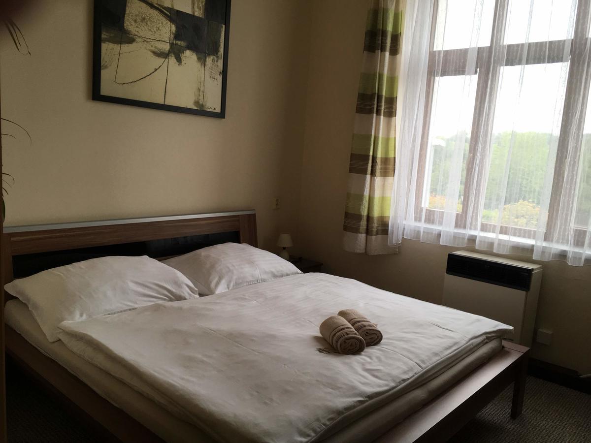 Hotel Jordanek Opocno Bagian luar foto