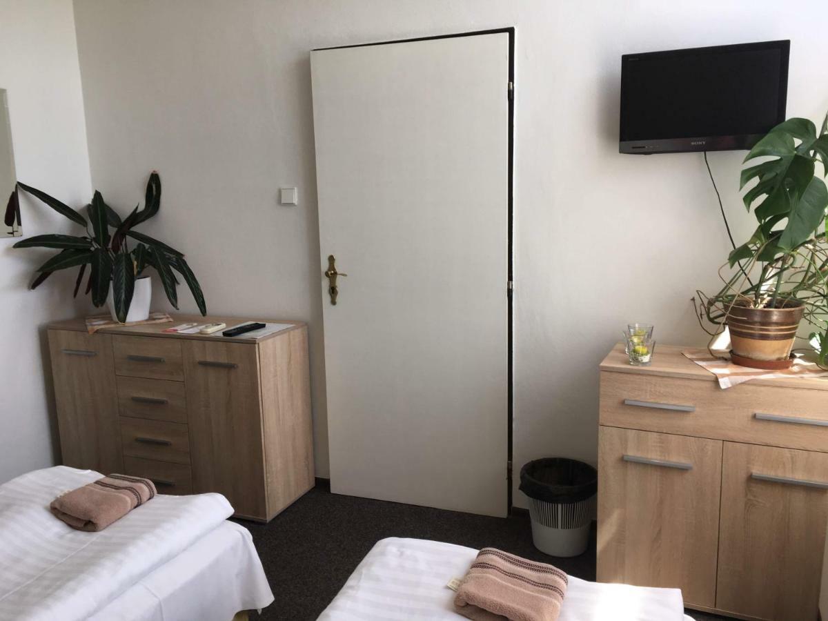 Hotel Jordanek Opocno Bagian luar foto